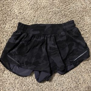 lululemon Hotty Hot Low-Rise Lined Short 2.5" black camo